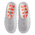 ⁦Nike Mind 001 Pregame Mule Light Smoke Grey Photon Dust⁩ – תמונה ⁦4⁩