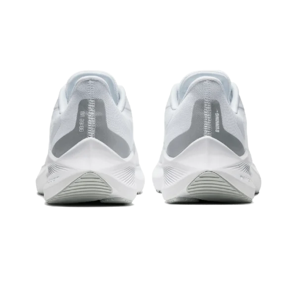 ⁦Nike Air Zoom Winflo 7 Pure Platinum Metallic Silver⁩ – תמונה ⁦3⁩