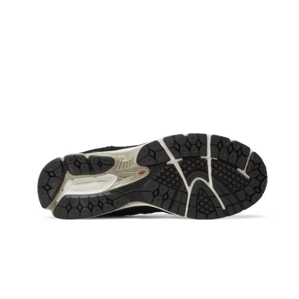 ⁦New Balance 2002R "Protection Pack" Black Grey⁩ – תמונה ⁦4⁩