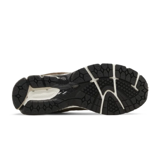⁦New Balance 2002R Mushroom Black White⁩ – תמונה ⁦4⁩