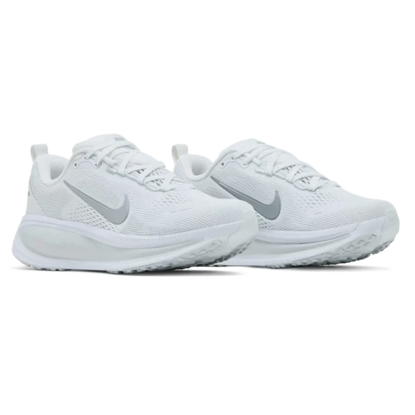 ⁦Nike Vomero 18 White Photon Dust Metallic Silver⁩ – תמונה ⁦2⁩