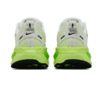 ⁦Nike Vomero 18 Electric Green Volt Black⁩ – תמונה ⁦3⁩