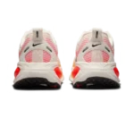 ⁦Nike Vomero 18 Sail Bright Crimson Laser Orange⁩ – תמונה ⁦3⁩