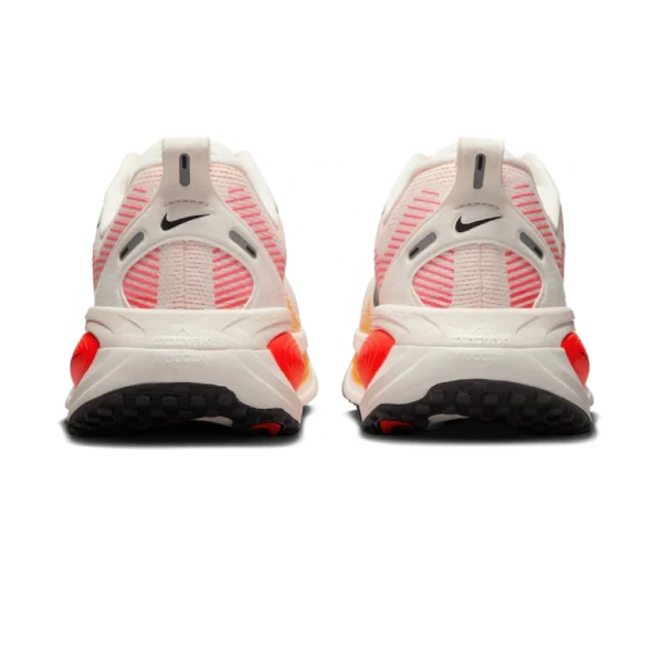⁦Nike Vomero 18 Sail Bright Crimson Laser Orange⁩ – תמונה ⁦3⁩