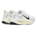 ⁦Nike Vomero 18 Summit White Coconut Milk Black⁩ – תמונה ⁦3⁩