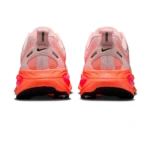 ⁦Nike Vomero 18 Atmosphere Pink Bright Crimson⁩ – תמונה ⁦3⁩