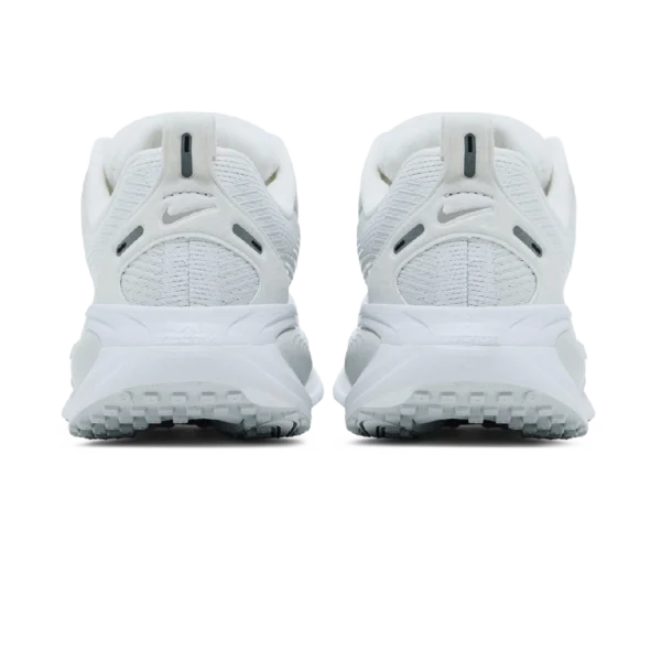 ⁦Nike Vomero 18 White Photon Dust Metallic Silver⁩ – תמונה ⁦3⁩