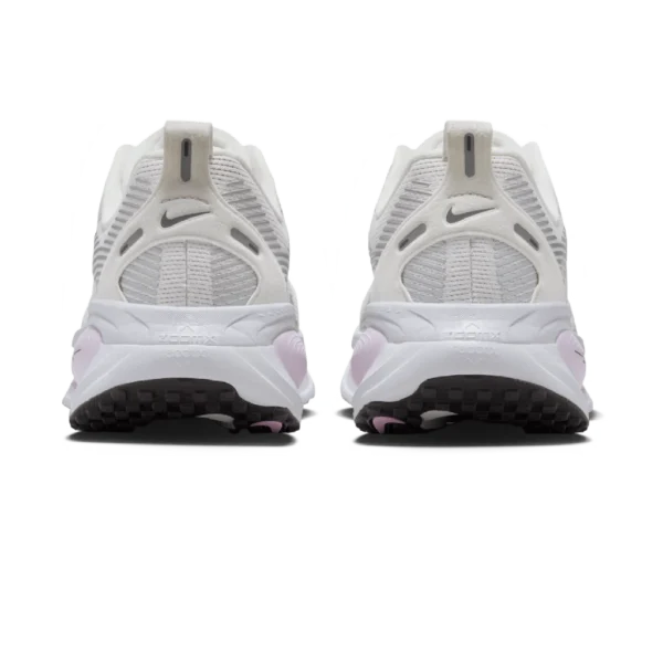 ⁦Nike Vomero 18 Sail Doll Beyond Pink Metallic Silver⁩ – תמונה ⁦3⁩