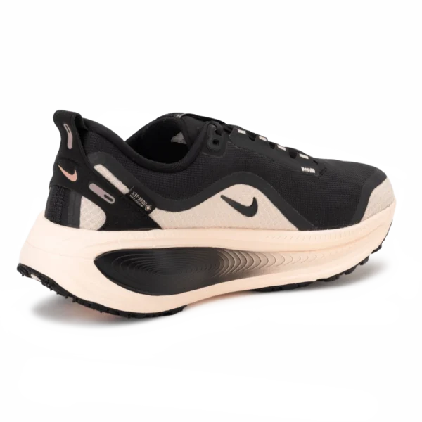 ⁦Nike Vomero 18 GORE-TEX Black Crimson Tint⁩ – תמונה ⁦3⁩