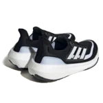 ⁦Adidas Ultraboost Light Core Black Cloud White⁩ – תמונה ⁦3⁩