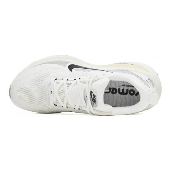 ⁦Nike Vomero 18 Summit White Coconut Milk Black⁩ – תמונה ⁦4⁩