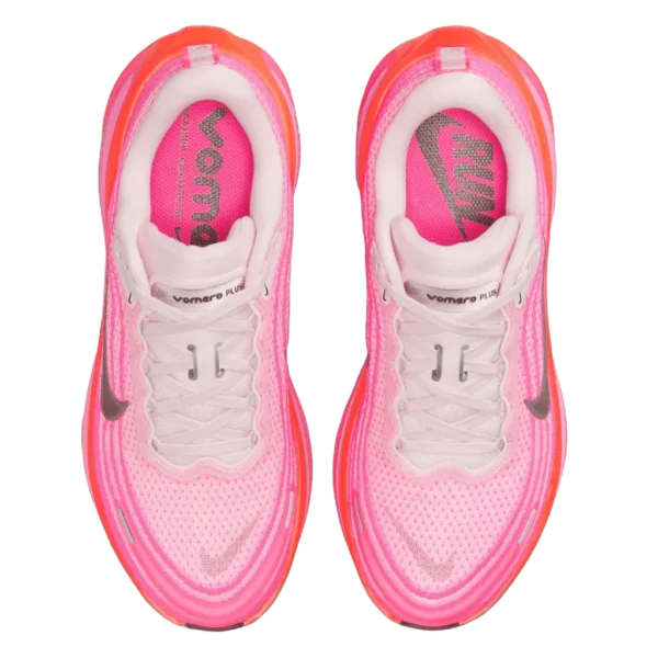 ⁦Nike Vomero Plus Soft Pink Hyper Pink Bright Crimson Pink Foam⁩ – תמונה ⁦4⁩