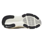 ⁦Nike Vomero 18 Summit White Coconut Milk Black⁩ – תמונה ⁦5⁩