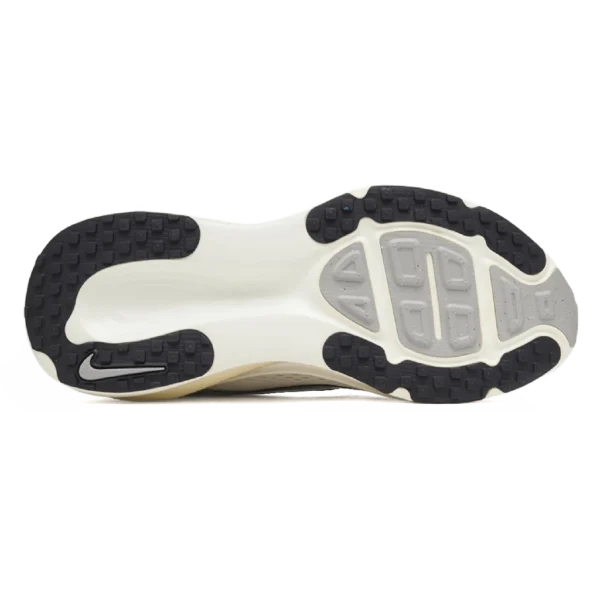 ⁦Nike Vomero 18 Summit White Coconut Milk Black⁩ – תמונה ⁦5⁩