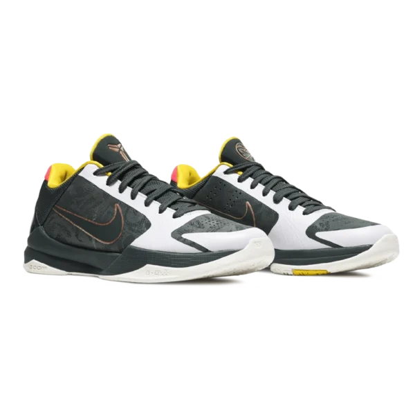 ⁦Nike Kobe 5 Protro "EYBL" Forest Green Metallic Red Yellow⁩ – תמונה ⁦2⁩