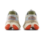 ⁦New Balance Fresh Foam X More Trail v3 Fatigue Green Poppy⁩ – תמונה ⁦3⁩