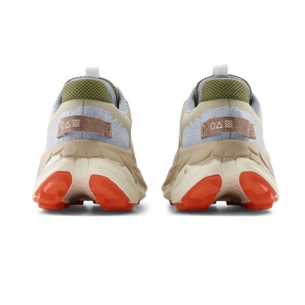⁦New Balance Fresh Foam X More Trail v3 Fatigue Green Poppy⁩ – תמונה ⁦3⁩