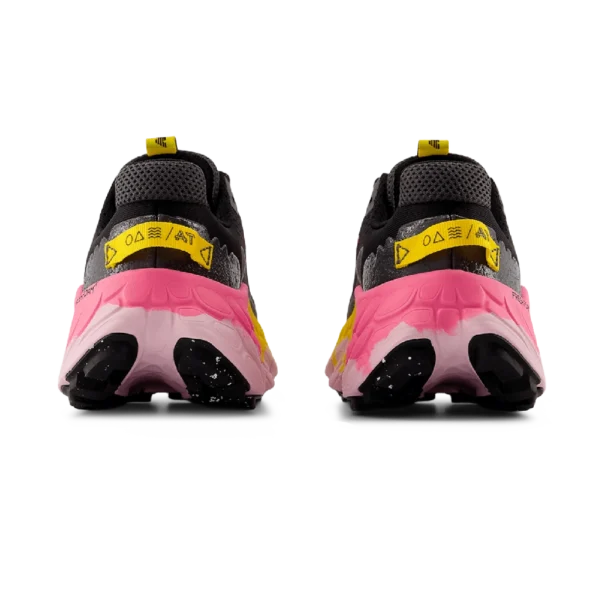 ⁦New Balance Fresh Foam X More Trail v3 Black Ginger Lemon Real Pink⁩ – תמונה ⁦3⁩