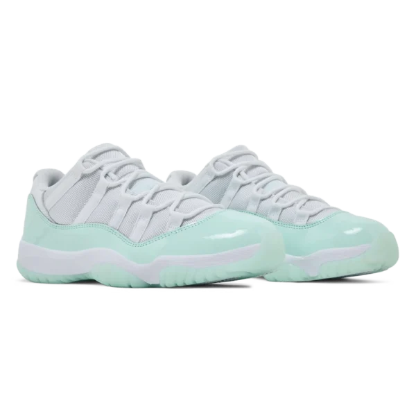 ⁦Air Jordan 11 Retro "Low Igloo" White Legend Blue⁩ – תמונה ⁦2⁩
