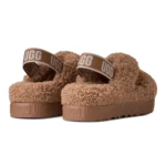 ⁦UGG Oh Fluffita Cross Strap Sandals Chestnut⁩ – תמונה ⁦3⁩