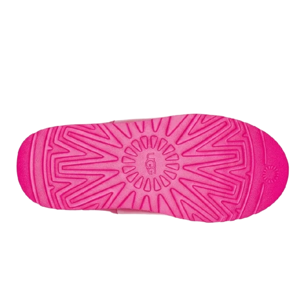 ⁦UGG Classic Clear Mini Boots Dragon Fruit⁩ – תמונה ⁦5⁩